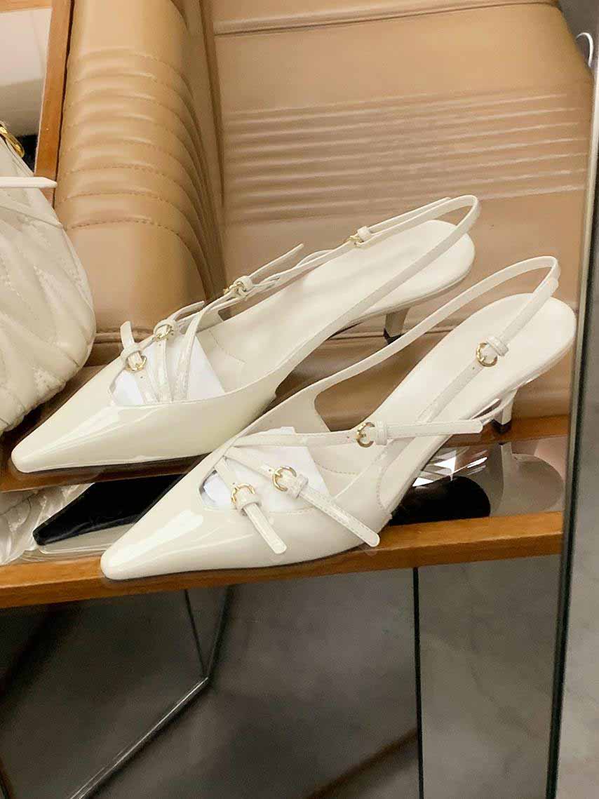 High-heeled Mary Jane shoes without straps