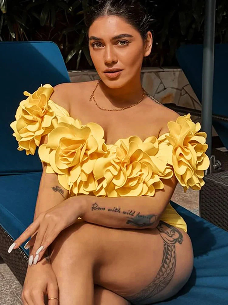 Traje de baño de una pieza sin tirantes con flores 3D y color sólido