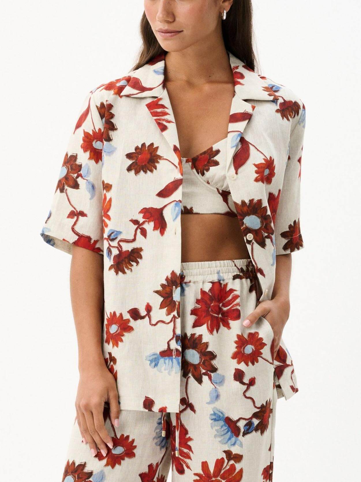 Camicia ampia con stampa floreale e colletto a rever raffinato