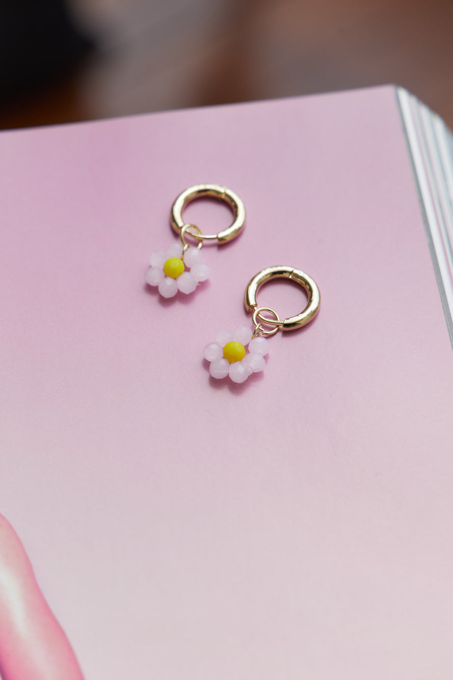 Pendientes chapados en oro de 14K tan adorables como una margarita rosa claro