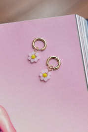 Pendientes chapados en oro de 14K tan adorables como una margarita rosa claro