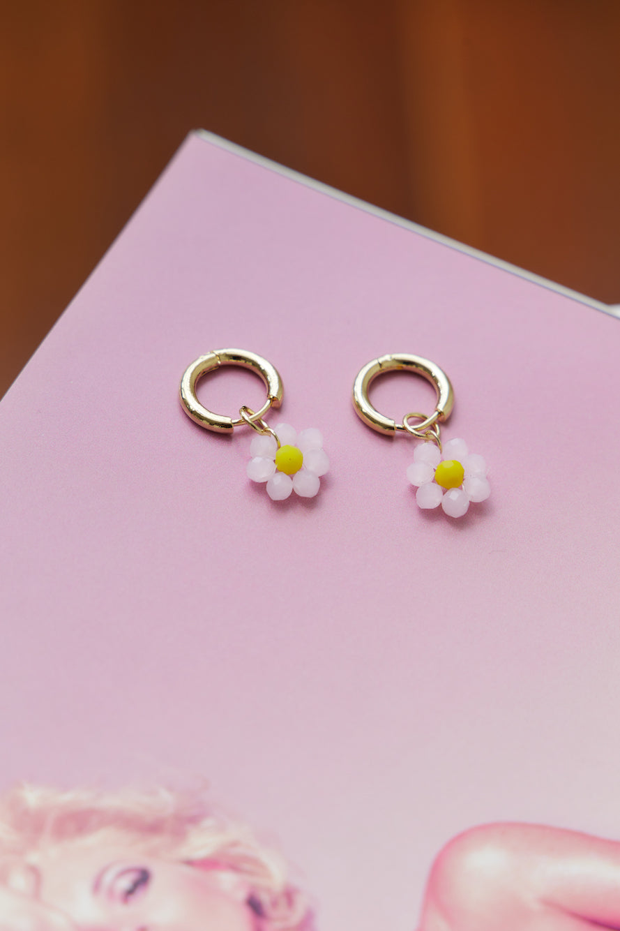 Pendientes chapados en oro de 14K tan adorables como una margarita rosa claro