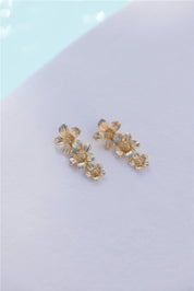 Brincos de hibisco banhados a ouro 18k