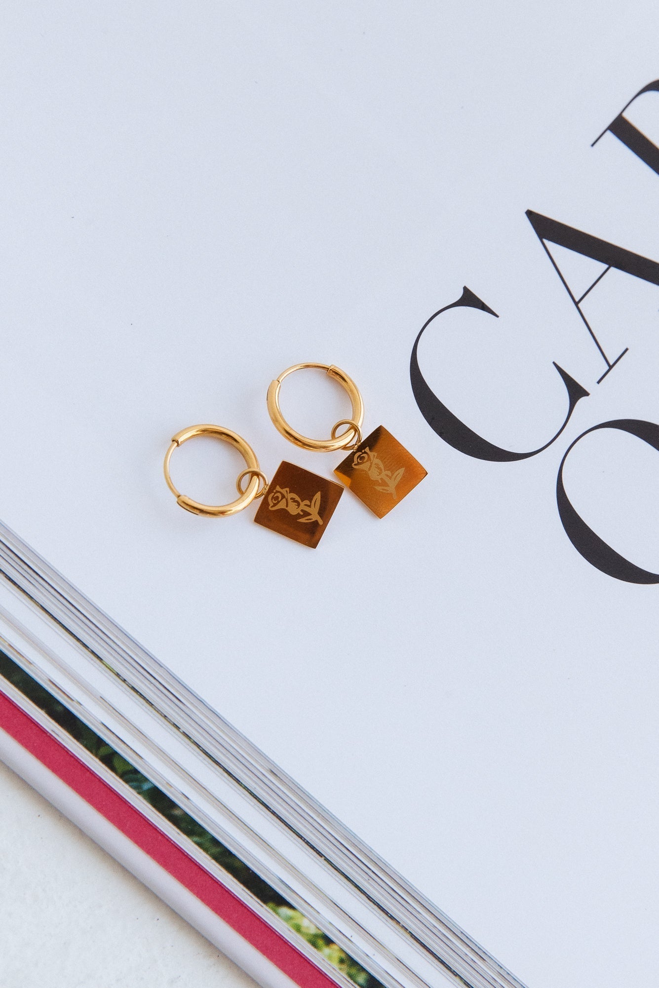 Pendientes de corazón carmesí bañados en oro de 18K