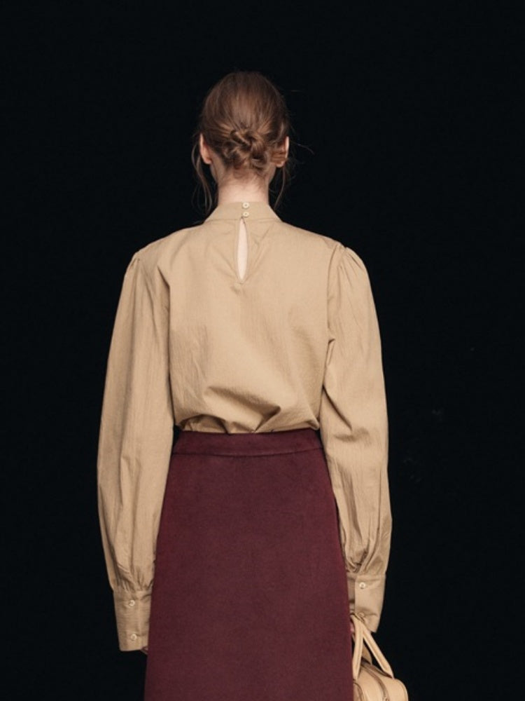 Blusa con maniche a sbuffo e collo finto