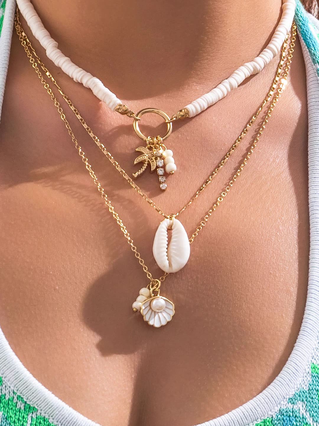 Collana multistrato con ciondolo a conchiglia e girasole