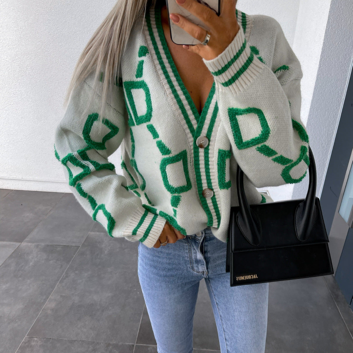 Sweter rozpinany z dzianiny o kontrastowym kolorze i dekolcie w serek