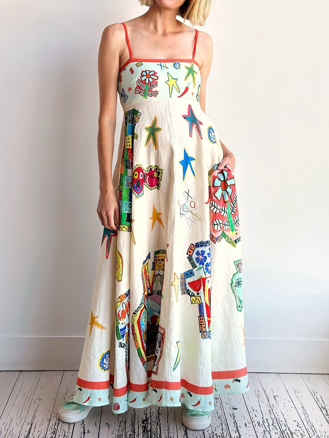 Long maxi dress with suspenders with exclusive graffiti print